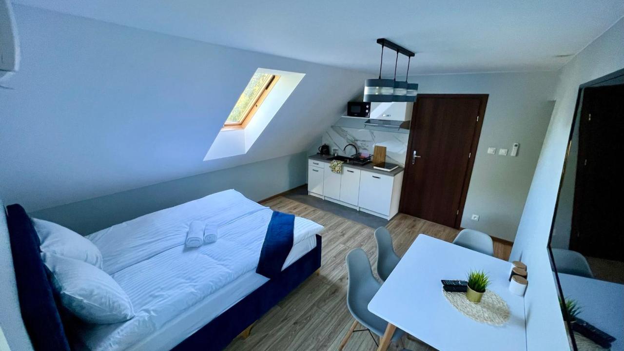 Aparthotel W Dolinie Stawow Zator By Housine Las Exterior foto