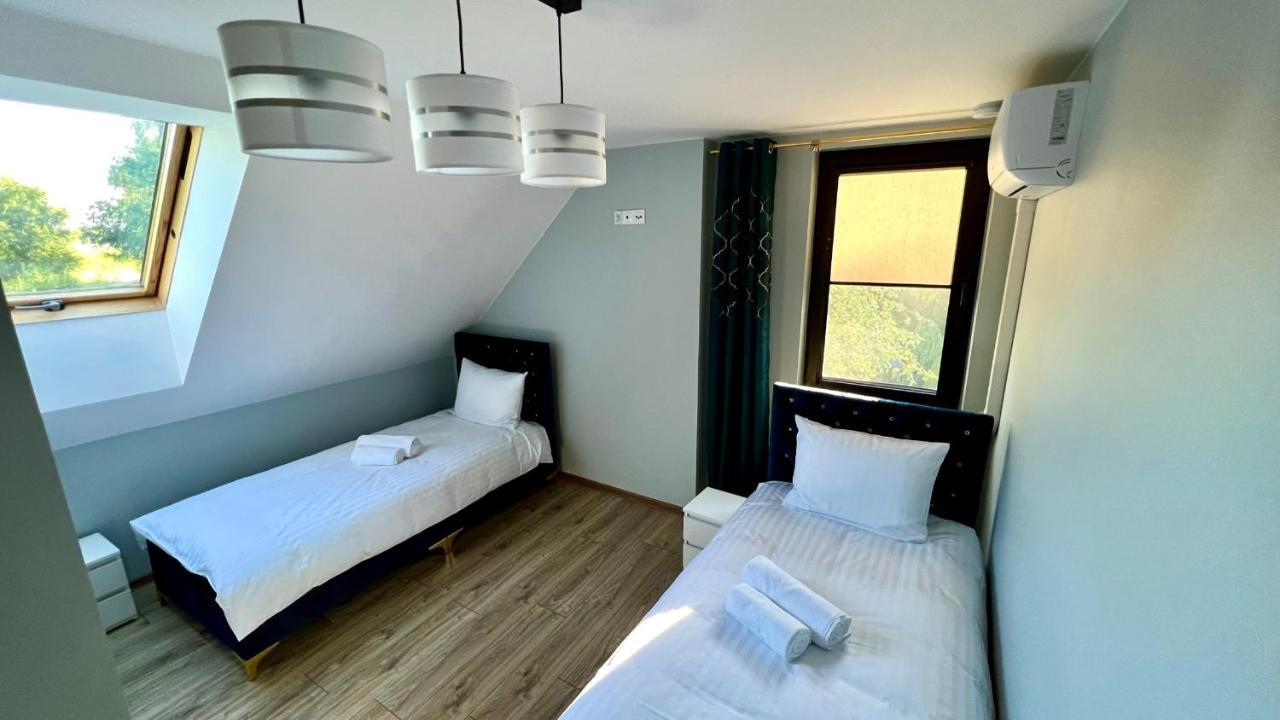 Aparthotel W Dolinie Stawow Zator By Housine Las Exterior foto